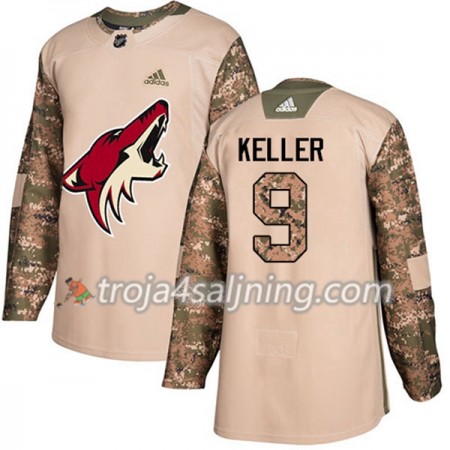 Arizona Coyotes tröja Clayton Keller 9 Adidas 2017-2018 Camo Veterans Day Practice Authentic - NHL Tröjor Herr Arizona Coyotes tröja Clayton Keller 9 Adidas 2017-2018 Camo Veterans Day Practice Authentic - NHL Tröjor Herr